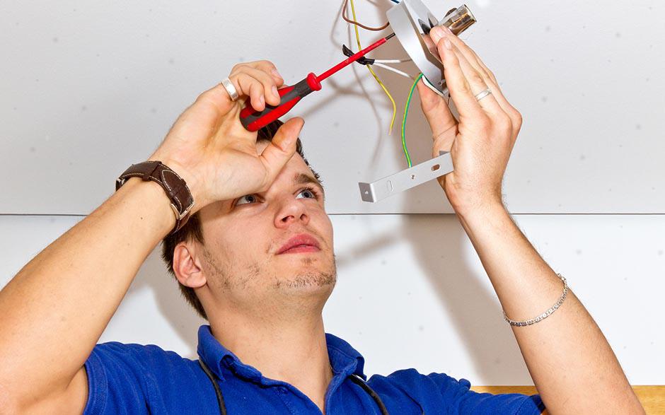 travail électricien Le Bourget